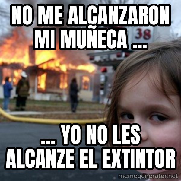 Disaster Girl meme: no me alcanzaron mi muñeca ... / ... yo no les alcanze el extintor