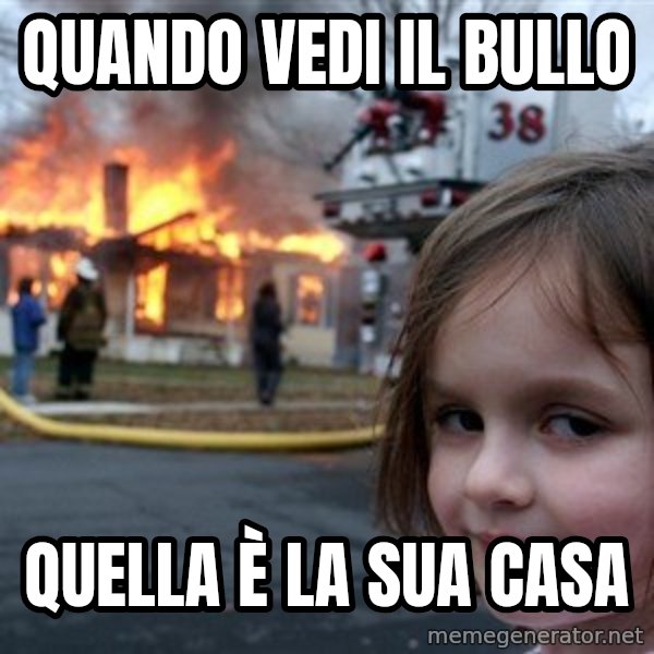 Disaster Girl meme: Quando vedi il bullo / Quella è la sua casa
